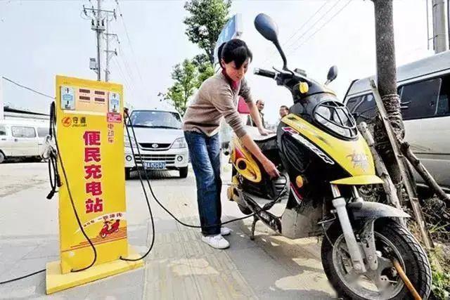 又出事了!电动车电瓶客厅爆炸,场面瘆人