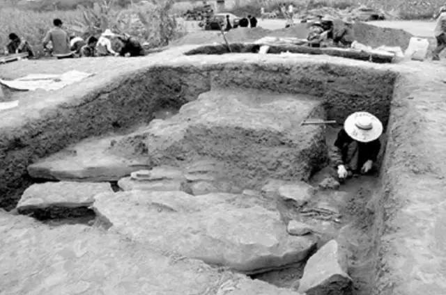 陵墓|村民在家中打井时，无意挖出一大型石棺，里面躺着两具男尸