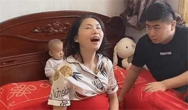 『鼾声』妈妈突然“诈尸”，宝宝一脸懵一家三口睡觉火了：爸爸鼾声雷动