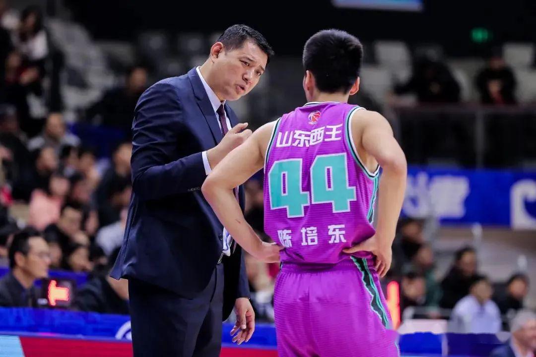 随后,更是有山东男篮名宿叶鹏把这样的评价,给到了陈培东,那就是——"