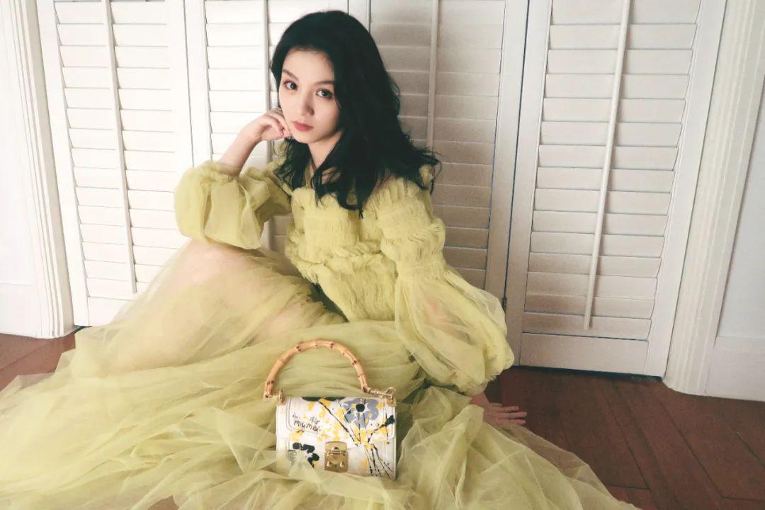从苹果毛衣到开口牛仔裤,女明星们的复工装也太可口了吧? 从苹果毛衣到开口牛仔裤,女明星们的复工装也太可口了吧?