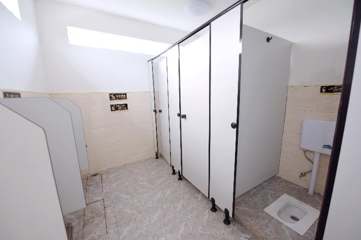 与鼎湖大道处建了一个三类乡村公厕,灰白色的外墙简单美观,内部男女厕
