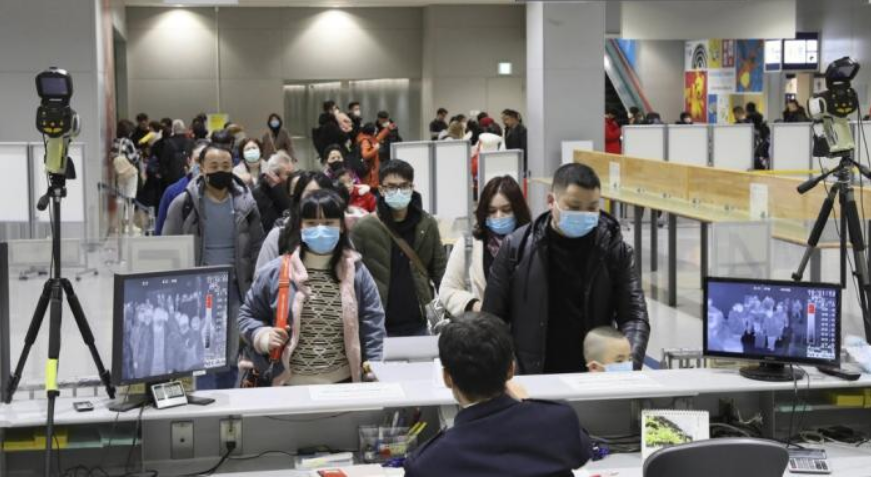 下飞机■疫情爆发回国避难，刚下飞机就倒地猝死华人妈妈投资移民国外