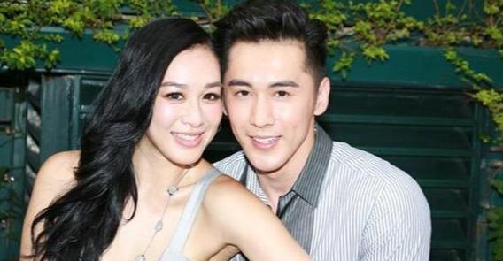 张伦硕给钟丽缇挑了一款女生自闭款泳衣钟丽缇表情变化明显