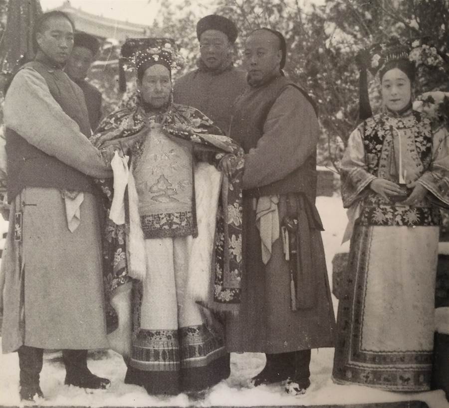 护膝|太监为何要在腰间围毛巾，背后的原因好心酸