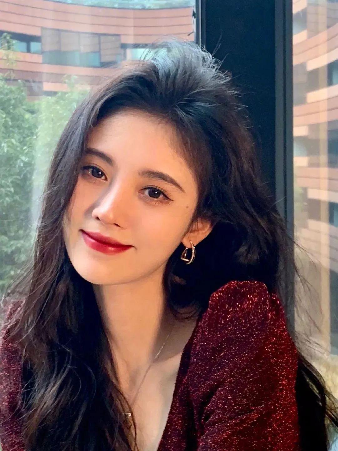 水波卷就像水波纹一般的卷曲程度,是挺常见的卷发,也是挺显少女的