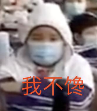 小学生错峰吃饭视频火了！网友：满教室都是咽口水的声音