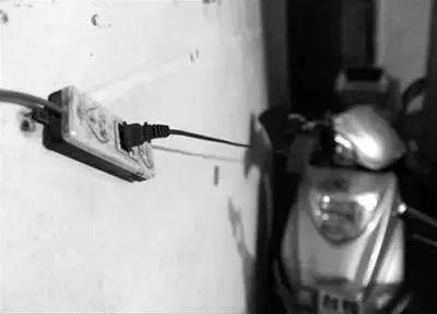 又出事了!电动车电瓶客厅爆炸,场面瘆人