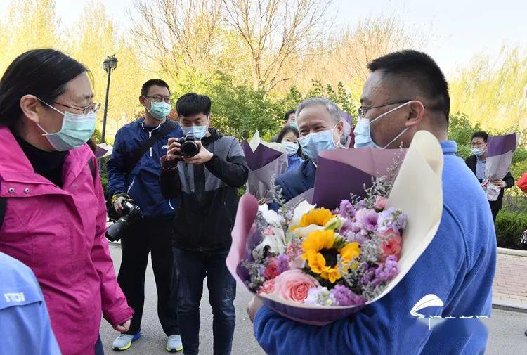 黄冈总共人口_黄冈师范学院(2)