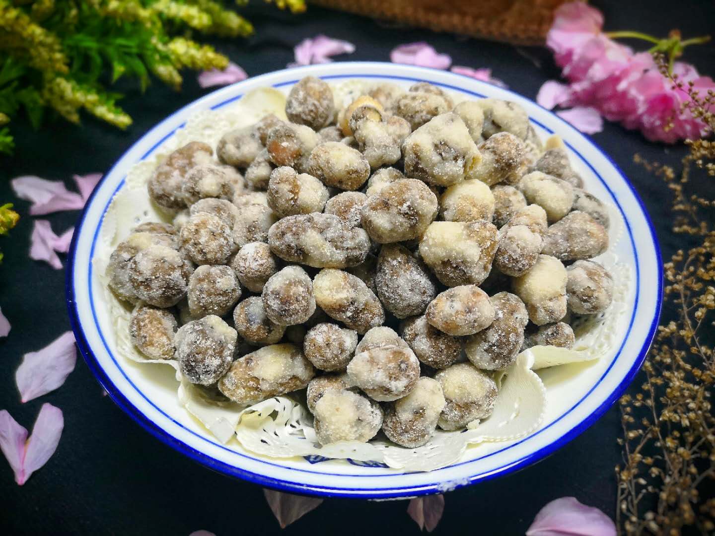 2,清水中加点面粉,反复搓洗山药豆,清洗干净.