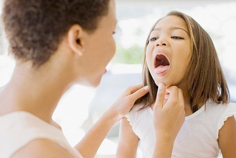 家长：别吃馒头也别喝醋，家长应该这样做孩子不小心卡了鱼刺
