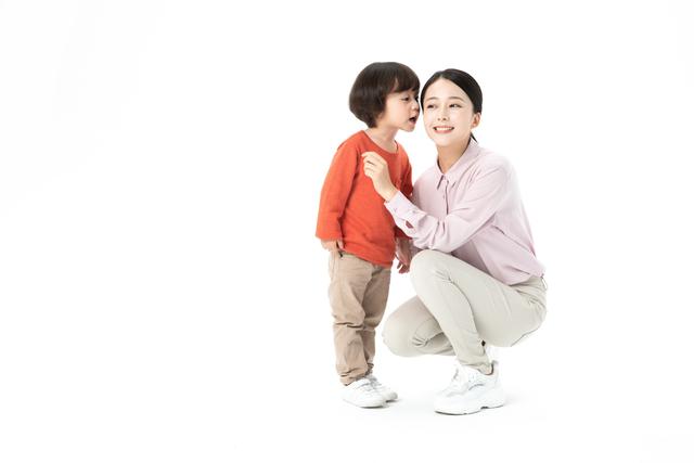 马桶：宝宝顺利如厕如何引导宝宝去马桶排便？掌握说、看、练3个步骤