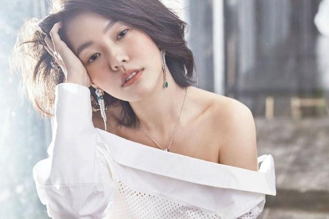 原创丰臀金发布清纯初中照引惊叹,从村姑跃升为宇宙网红,化妆多重要 原创丰臀金发布清纯初中照引惊叹,从村姑跃升为宇宙网红,化妆多重要
