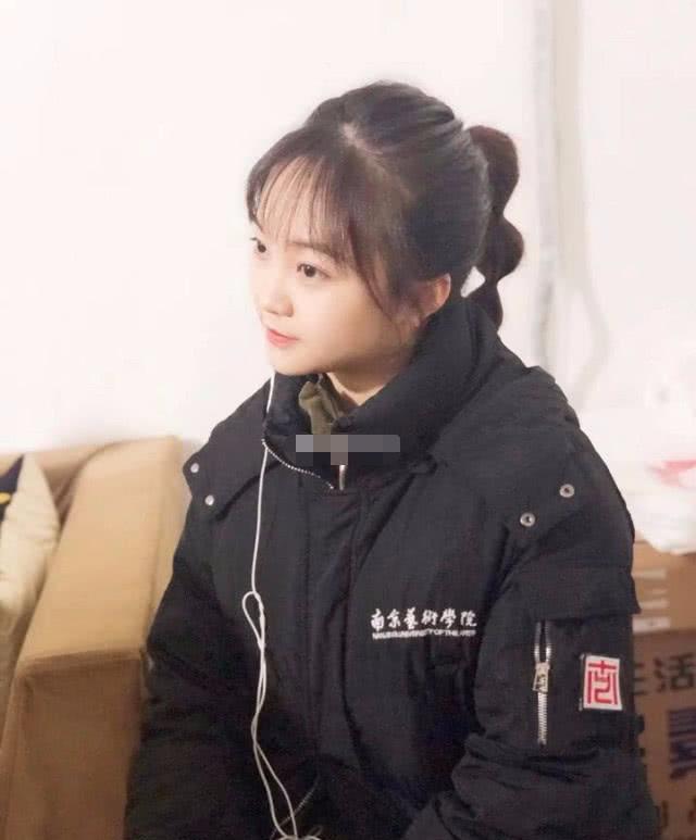 林妙可台上台下反差太大, 路人镜头里胖成大妈, 自拍照还是少女_时候