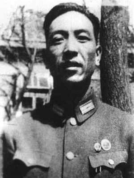 军籍：仍保留军籍，当副总理时又回到军队，统领全军，此人转业