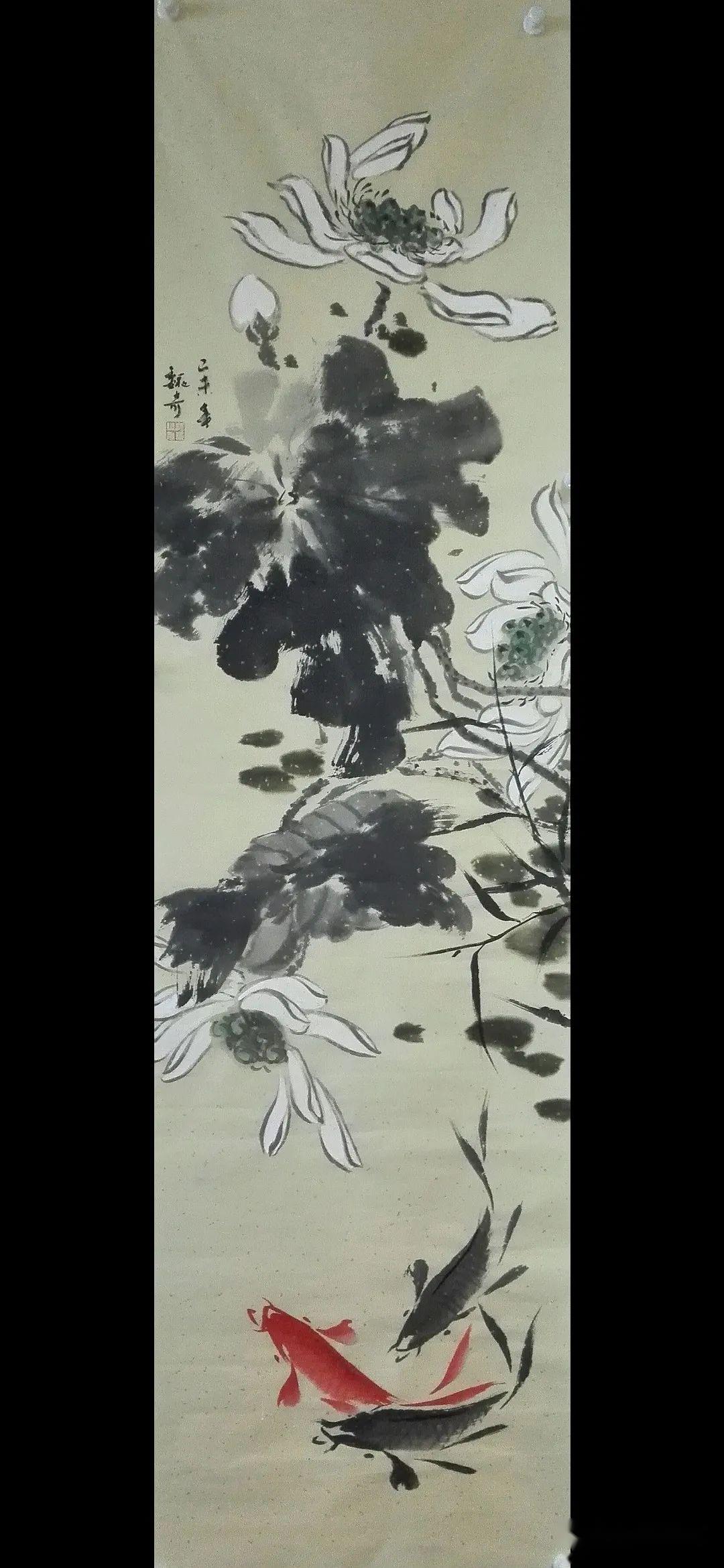 主攻大写意花鸟画,尤精画鱼,风格古朴自然,主张以书入画,求神采重笔墨