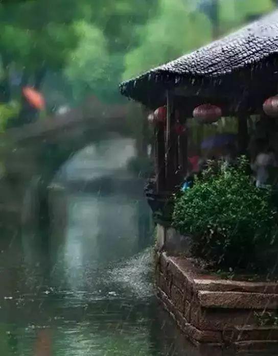 有一种淅沥沥下个不停的小雨,叫三月里飘啊飘的江南春雨.