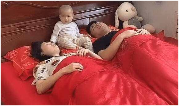 『鼾声』妈妈突然“诈尸”，宝宝一脸懵一家三口睡觉火了：爸爸鼾声雷动