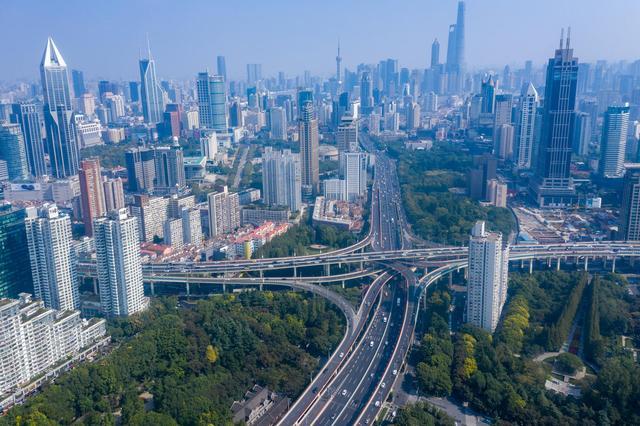 航拍上海延安东高架立交桥,上海不仅有浦东三件套,浦西也很壮观