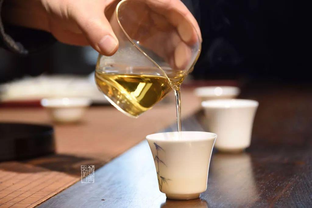 而有了公道杯,就可以先将茶水倒入公道杯中,然后再分给每个饮茶人,以