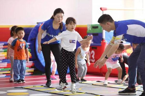 『孩子』孩子也能长成大高个儿宝宝头型暗示将来身高？矮个父母做好三点