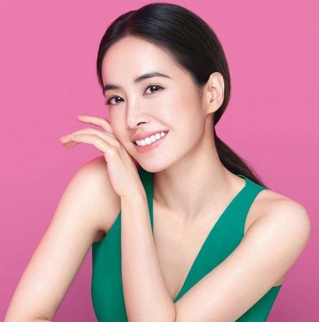 原创丰臀金发布清纯初中照引惊叹,从村姑跃升为宇宙网红,化妆多重要 原创丰臀金发布清纯初中照引惊叹,从村姑跃升为宇宙网红,化妆多重要