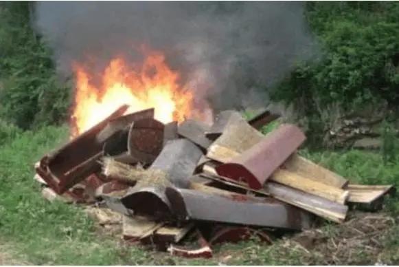 陵墓|村民在家中打井时，无意挖出一大型石棺，里面躺着两具男尸