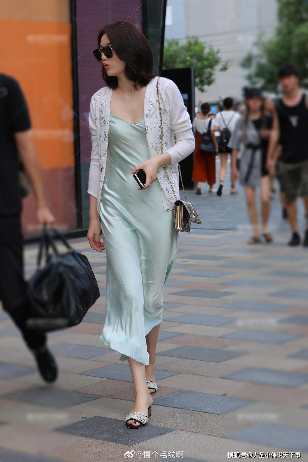 美女街拍:美女穿丝绸连衣裙的柔顺,好身材好漂亮