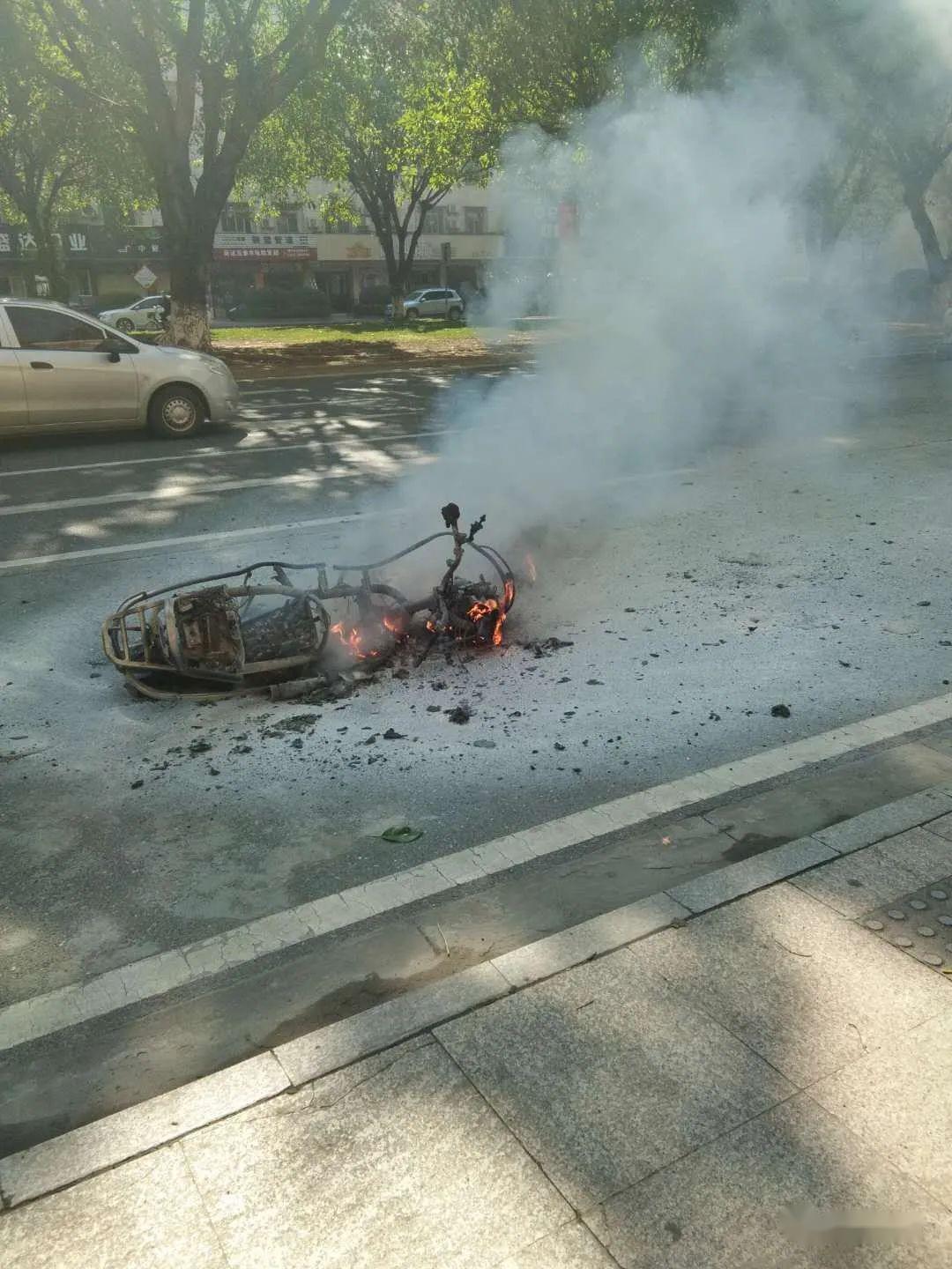 今早!英德英洲大道一男子开着的电动车突然着火,现场滚滚浓烟.