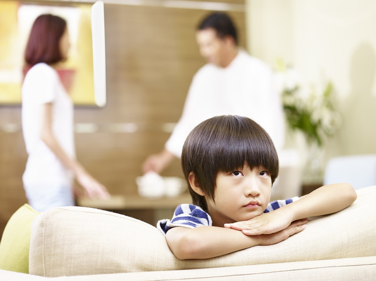 『鼾声』妈妈突然“诈尸”，宝宝一脸懵一家三口睡觉火了：爸爸鼾声雷动