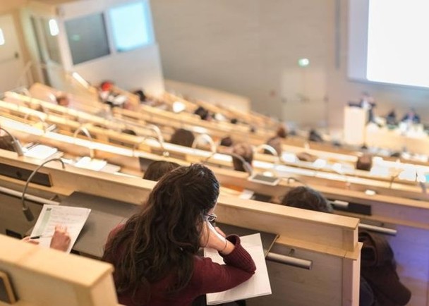 法国有大学生上网卖课堂笔记赚钱，教师及学校批侵犯知识版权！