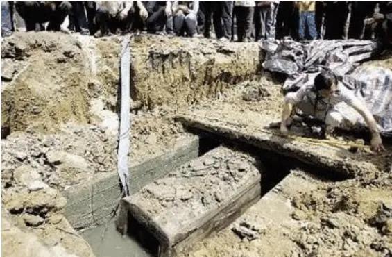 陵墓|村民在家中打井时，无意挖出一大型石棺，里面躺着两具男尸
