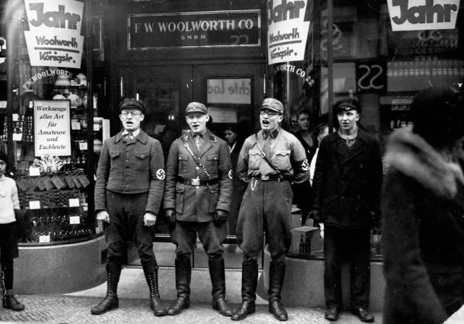 四名纳粹军人在犹太人开创的伍尔沃斯商店柏林分店前唱歌)(1934年6月