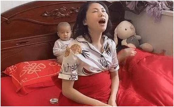 『鼾声』妈妈突然“诈尸”，宝宝一脸懵一家三口睡觉火了：爸爸鼾声雷动