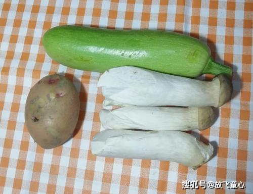 杏鲍菇炖荀瓜这样做荀瓜鲜香杏鲍菇美味简单好吃营养下饭