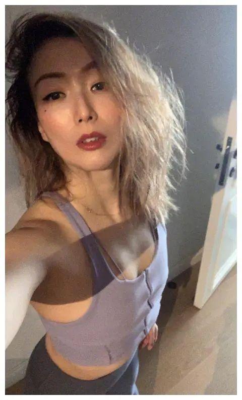 48岁郑秀文秀热辣好身材!同美女文咏珊亲密贴面颜值靓