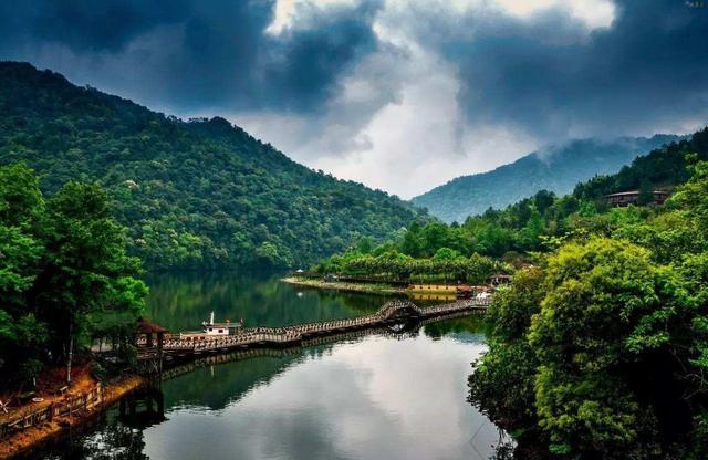 水上茶乡九鹏溪风景区,位于龙岩市漳平市南洋乡,是天台国家森林公园