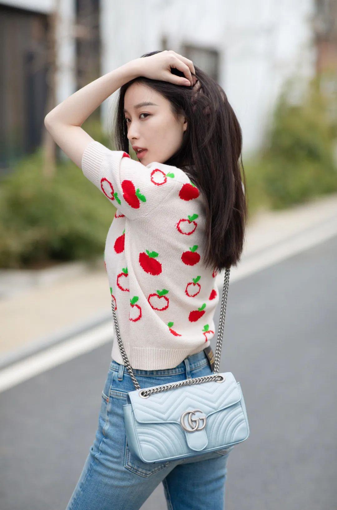 从苹果毛衣到开口牛仔裤,女明星们的复工装也太可口了吧? 从苹果毛衣到开口牛仔裤,女明星们的复工装也太可口了吧?