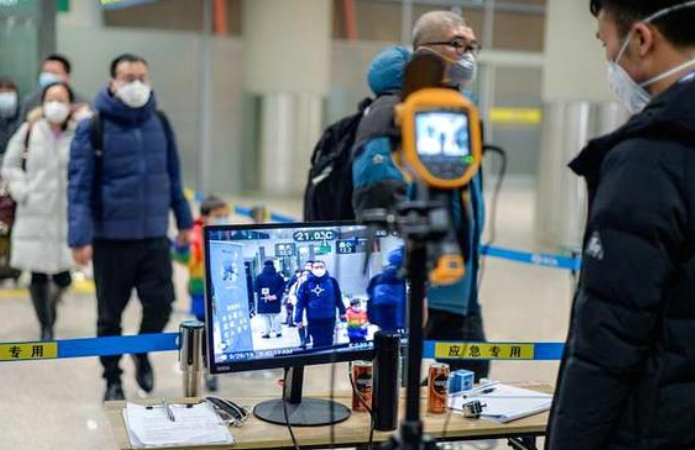 下飞机■疫情爆发回国避难，刚下飞机就倒地猝死华人妈妈投资移民国外