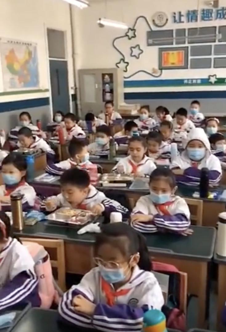 小学生错峰吃饭视频火了！网友：满教室都是咽口水的声音