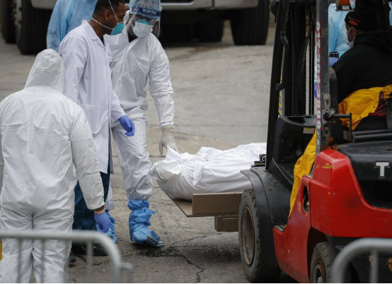 俄疫情爆发中国如何防?英国尸袋不够床单包遗体,法国棺材厂赶工