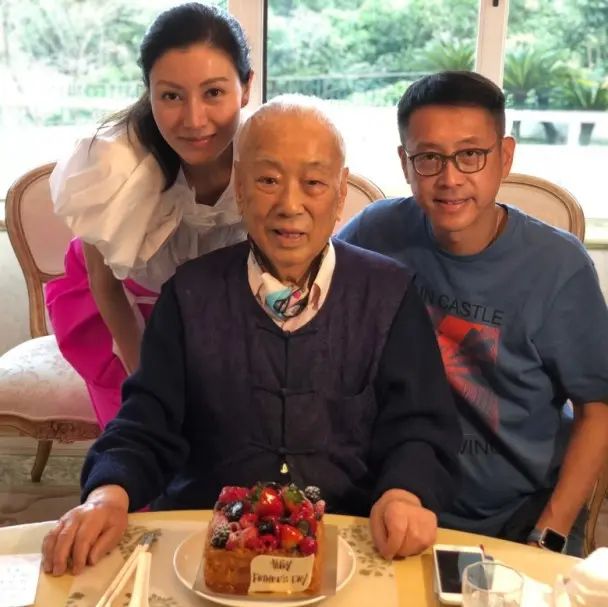 原创李嘉欣老了没女人味,脸是黑色还有颈纹,素颜连普通人都不如! 原创李嘉欣老了没女人味,脸是黑色还有颈纹,素颜连普通人都不如!