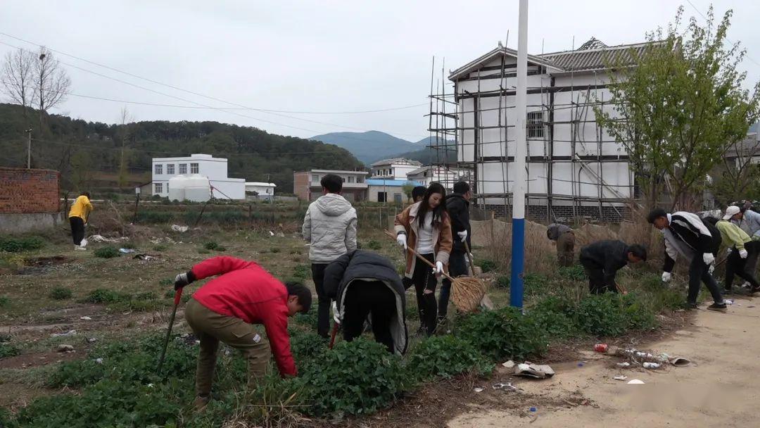 麻乍镇团委,县镇村三级帮扶干部和130余名群众深入村寨院落,开展农村