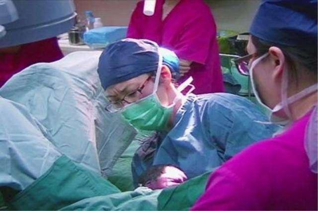 「医生」被医生一巴掌拍哭，产妇却表示很感谢宝宝出生时眯着眼睛笑