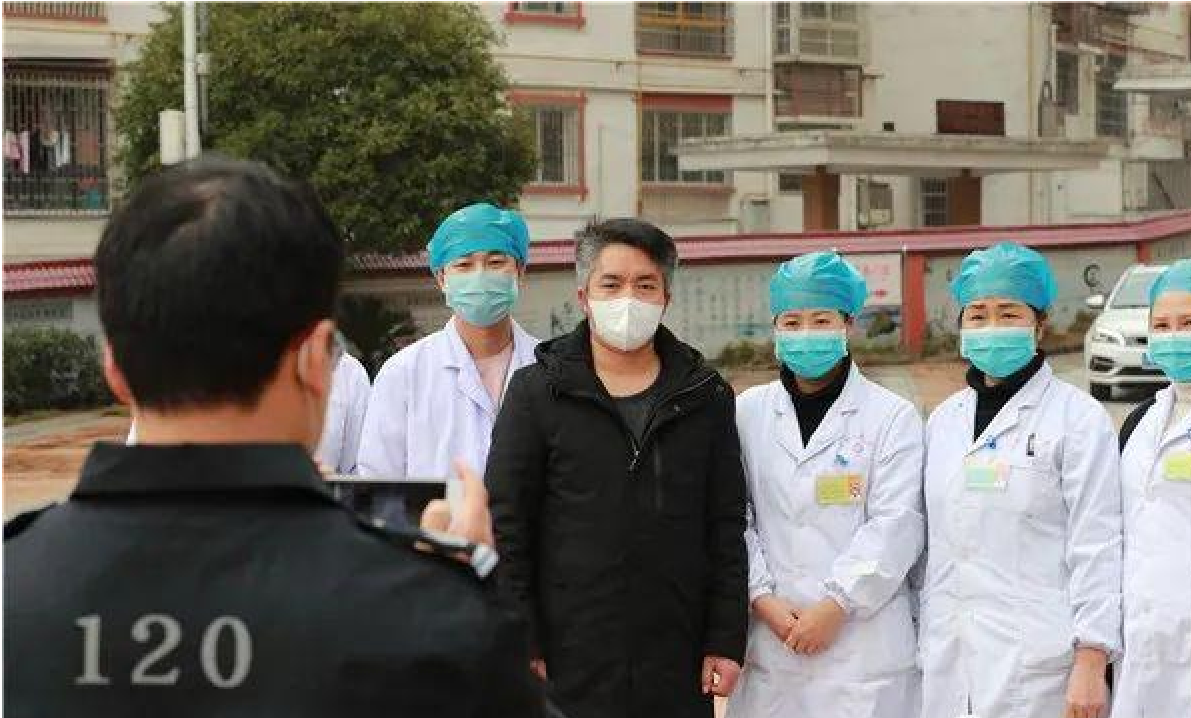 王本学是玉屏县人民医院最早的男护士,他具有丰富的一线临床工作经验