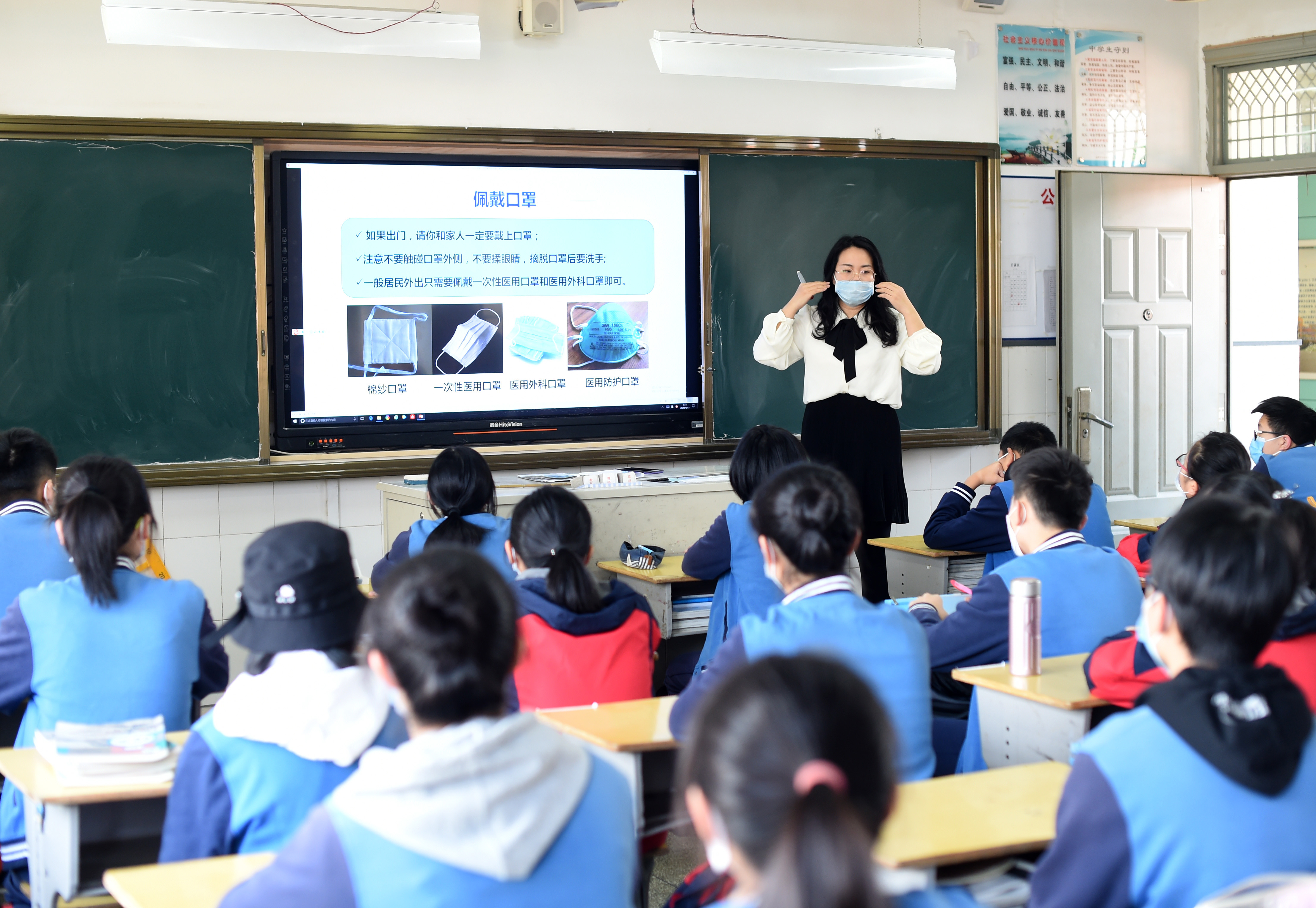 4月13日,浙江省诸暨市滨江初级中学九年级4班班主任杨依为学生上开学