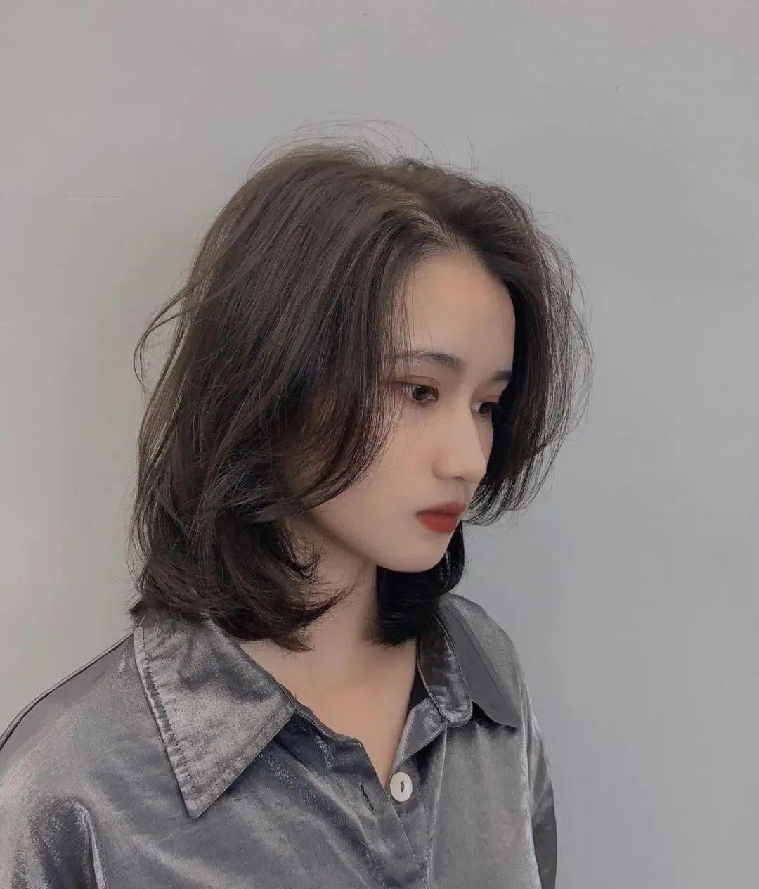 以及短发留长到了尴尬期的女生,一定要试试今天这几款发型