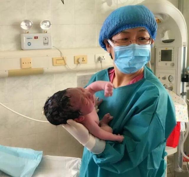 新生儿什么时候可以剪胎毛 4a4accac10b246ee818e301397fad90e.jpeg