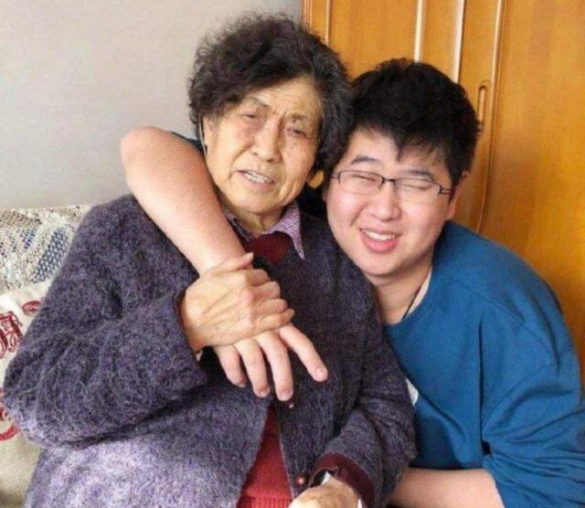 『哥哥』哥哥对她横着呢，她从不去儿子家住倪萍直言：我妈最疼哥哥