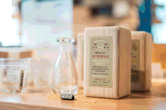 如同礼物宝盒一样的酱油瓶,伪装成牛奶瓶的清新